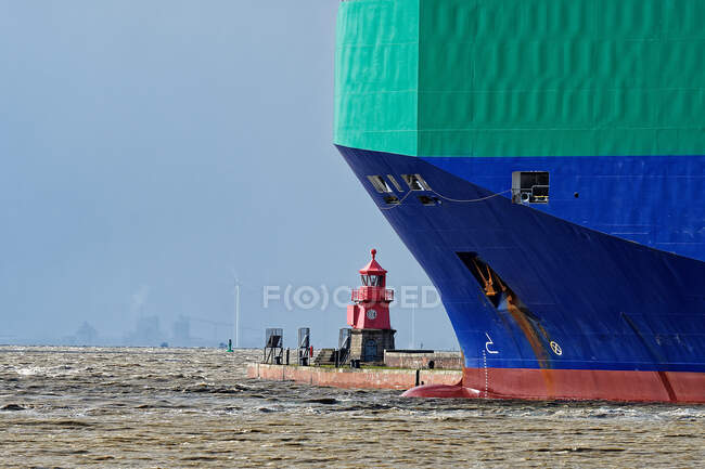 Buque portacontenedores atracado en puerto, Emden, Baja Sajonia, Alemania - foto de stock
