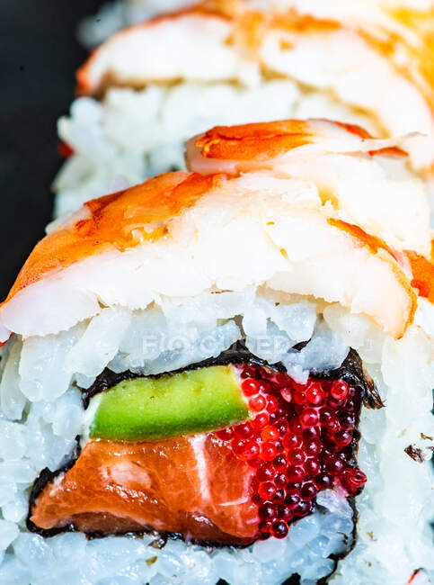 Conjunto de sushi com shrim ebi maki e rolos de filadélfia servidos em ardósia de pedra — Fotografia de Stock
