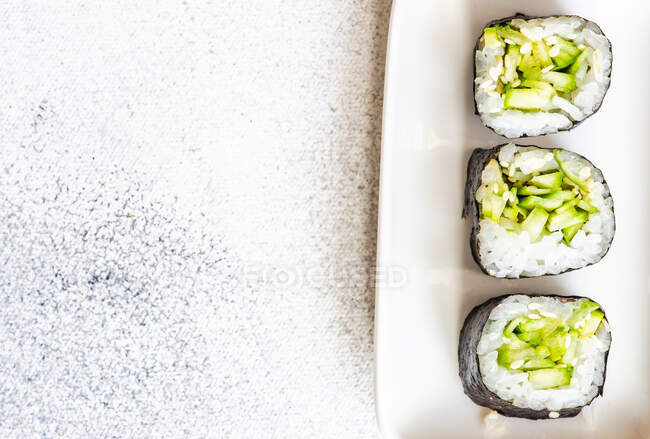 Set di sushi con maki kappa servito su tavolo in pietra con bacchette — Foto stock