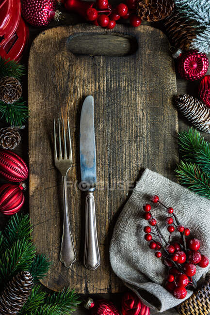 Tagliere in legno vintage e posate con decorazioni festive come concetto di festa di Natale — Foto stock