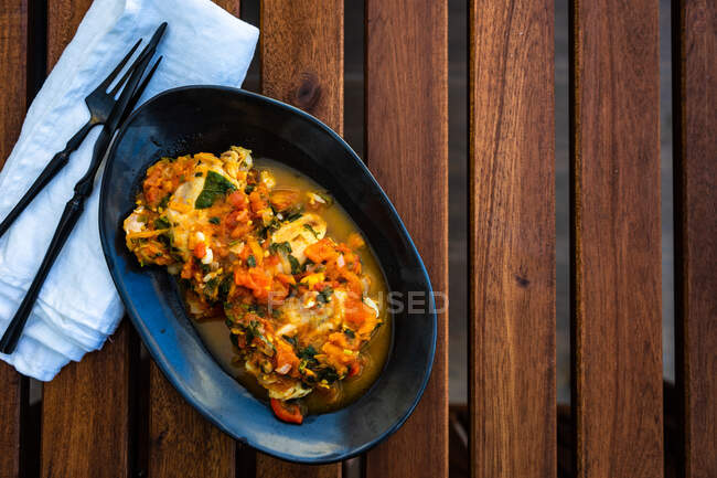 Курица чахохбили с помидорами и другими овощами подается на столе с копировальным местом — стоковое фото
