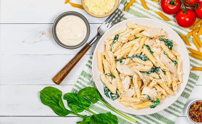Pasta mit Huhn und Gemüse auf weißem Holzhintergrund — Stockfoto