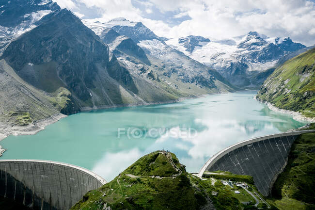 Vista aérea do lago Mooserboden e muro da barragem, reservatórios Kaprun High Mountain, Salzburgo, Áustria — Fotografia de Stock