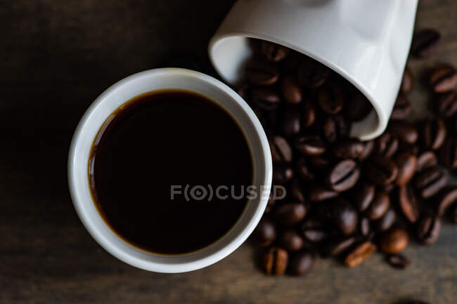 Tasse Kaffee und geröstete Kaffeebohnen — Stockfoto