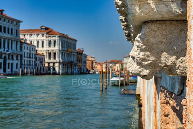 Löwenschnitzerei mit Blick auf den Canal Grande, Venedig — Stockfoto