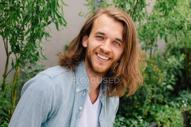 Портрет красивого мужчины с длинными волосами — стоковое фото