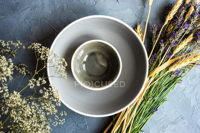 Mesa rústica con flores secas, lavanda y espigas de trigo - foto de stock