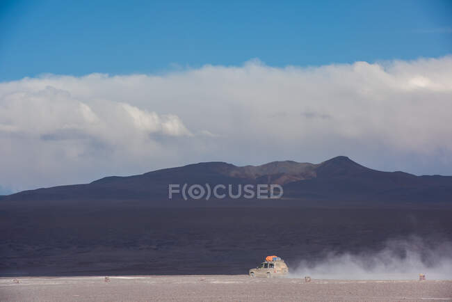 4x4 driving across the Altiplano, Bolivia — Stock Photo