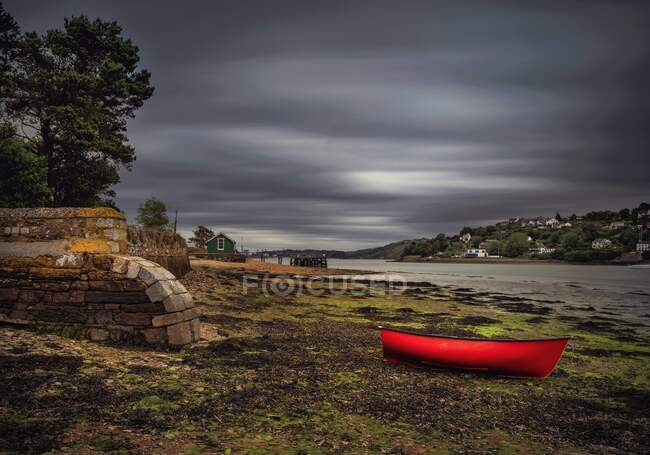 Barca sulla spiaggia, Currabinny Woods, Contea di Cork, Irlanda — Foto stock