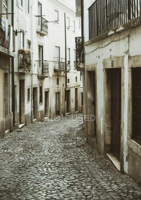 Calle Cobbled, Lisboa, Portugal - foto de stock
