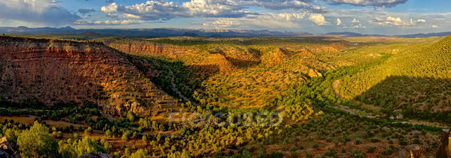 Vista desde Hell Point al este de Paulden, Arizona, EE.UU. - foto de stock