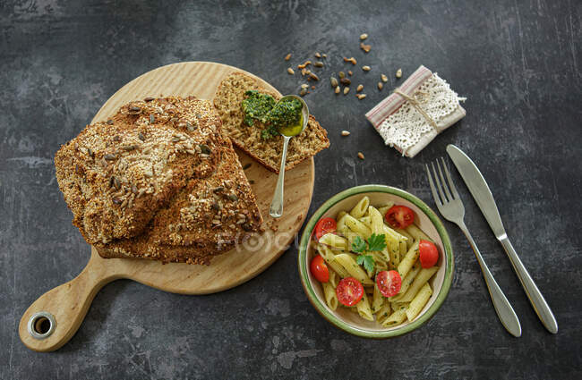 Pasta con pomodorini e prezzemolo con pane integrale e pesto — Foto stock