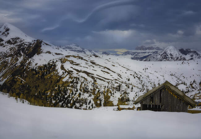 Cabaña de madera abandonada en las montañas, Italia - foto de stock