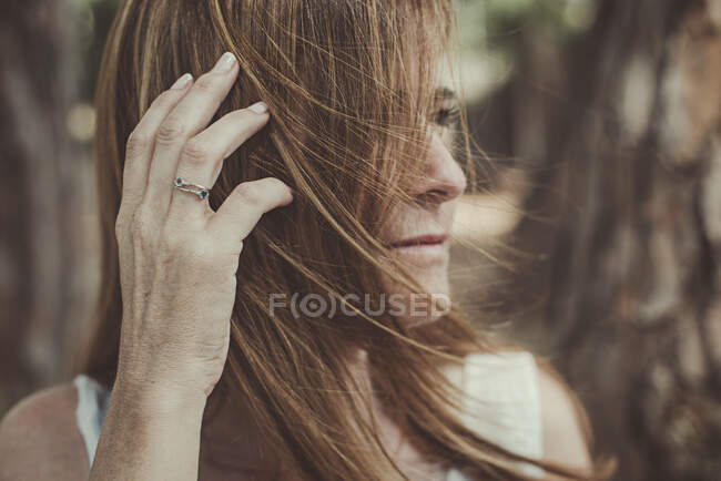 Porträt einer Frau mit windgepeitschtem Haar — Stockfoto