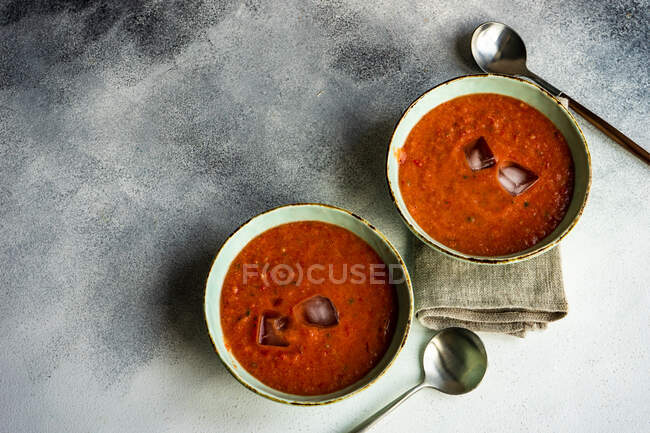 Sopa de hummus casera con croutons. vista superior - foto de stock