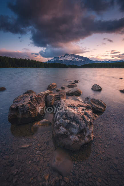 Каміння на краю озера Двоє Джек поблизу Банф (Альберта, Канада). — стокове фото