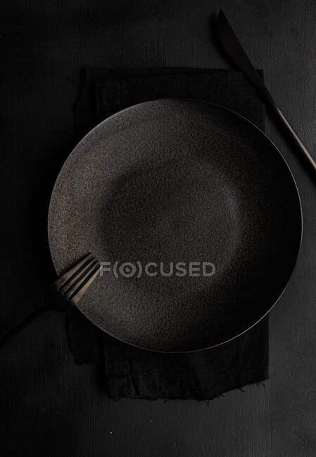 Table setting in black — Stock Photo