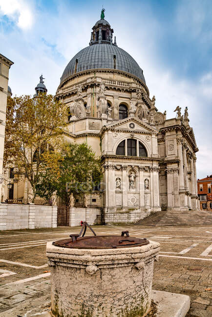 Iglesia de Santa Maria della Salute, Venecia, Veneto, Italia - foto de stock