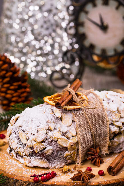 Stollen torta di Natale e decorazioni natalizie — Foto stock