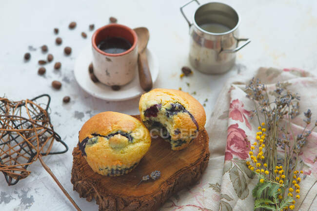Blueberry muffins with espresso coffee — Stock Photo