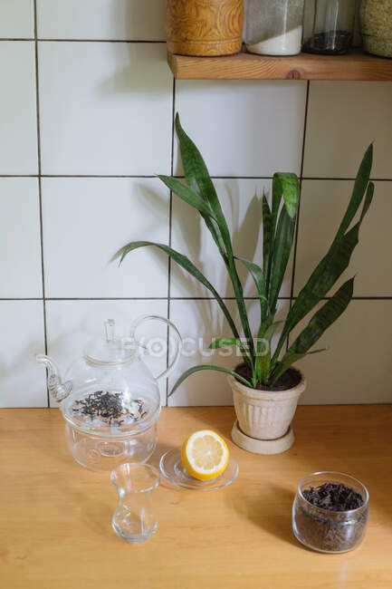 Preparación de té y limón en la cocina - foto de stock
