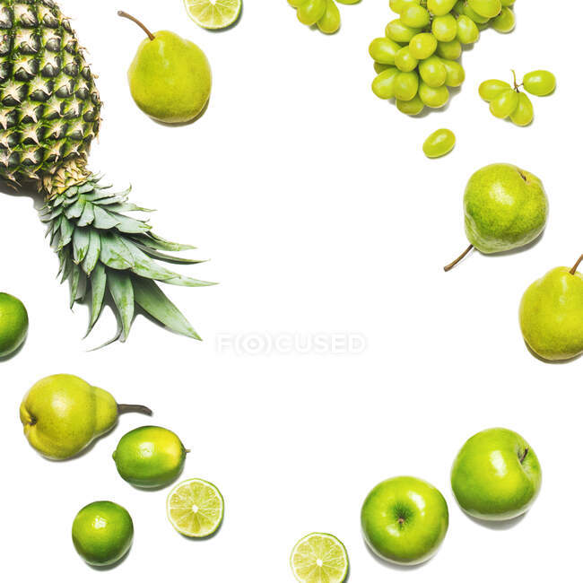 Rahmen aus grünen und weißen Früchten auf einem Hintergrund von leuchtendem Gelb und Orange — Stockfoto
