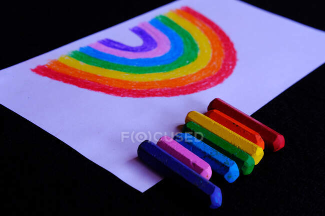 Disegno arcobaleno e pastelli multicolori — Foto stock