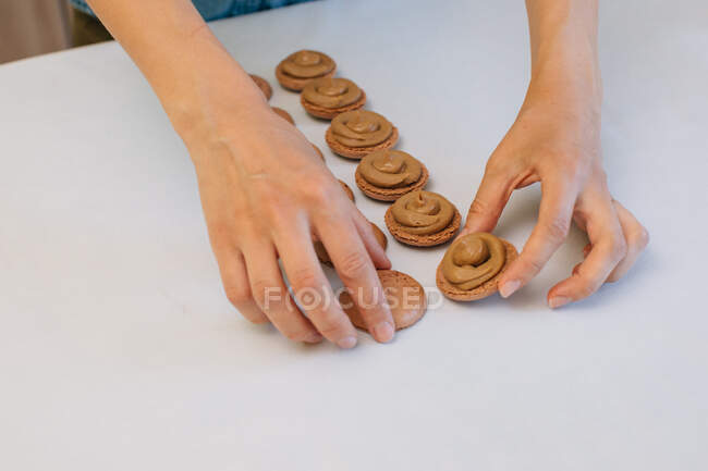 Mulher fazendo macaroons de chocolate — Fotografia de Stock