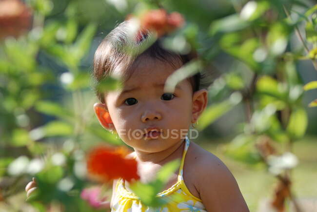Porträt eines Mädchens in einem Garten, Indonesien — Stockfoto
