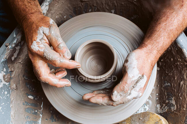 Poter's hands working clay on a poter's wheel — Photo de stock