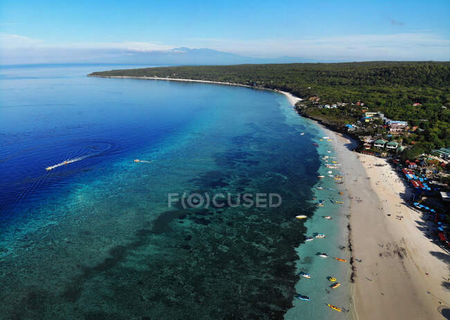 Vista aérea de uma praia tropical, Praia Tanjung Bira, Regência Bulukumba, Província de Sulawesi do Sul, Indonésia — Fotografia de Stock