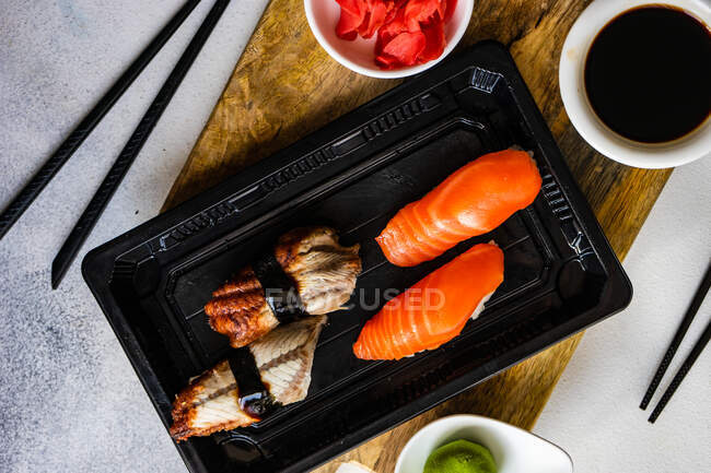 Sushi con palillos, salmón, carne de camarón y caviar rojo. - foto de stock