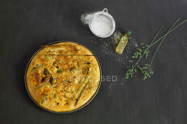 Freshly baked garden flatbread with wildflowers, grasses and herbs — Stock Photo