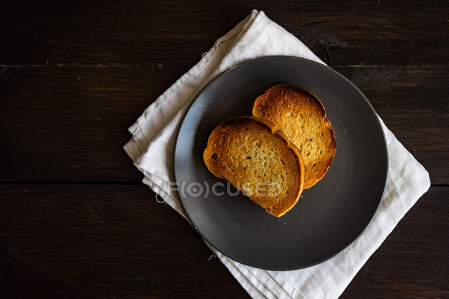 Два куска тоста на тарелке — стоковое фото