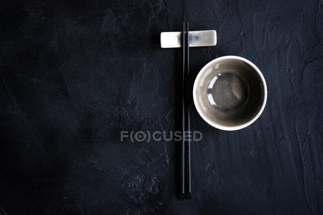Coloque a configuração com pauzinhos e uma tigela de molho de soja — Fotografia de Stock