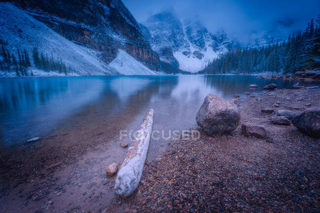 Моренне озеро в долині з десяти вершин, Альберта, Канада. — стокове фото