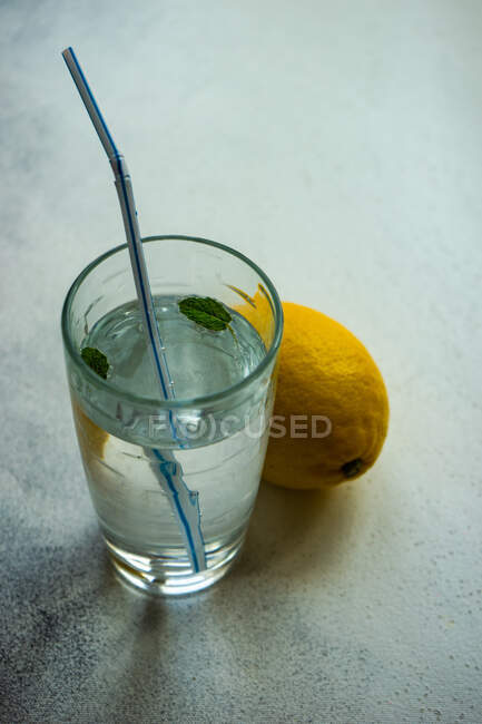 Verre d'eau avec feuilles de menthe et citron — Photo de stock