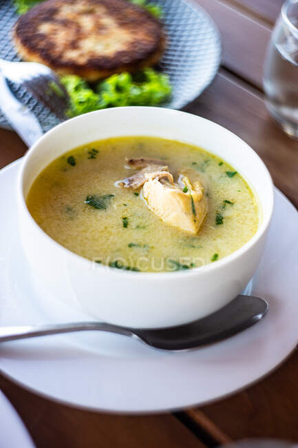 Суп з куркою та овочами — стокове фото