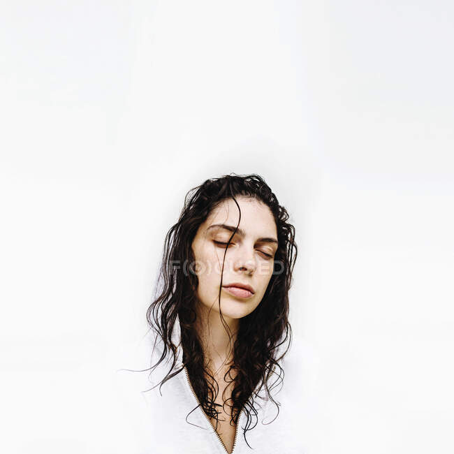 Retrato de uma mulher bonita com cabelo molhado usando um capuz — Fotografia de Stock
