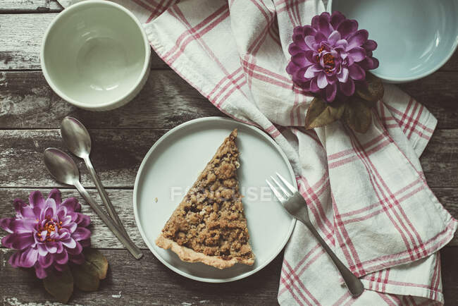 Overhead view of slice of fruit crumble pie on a table — Stock Photo