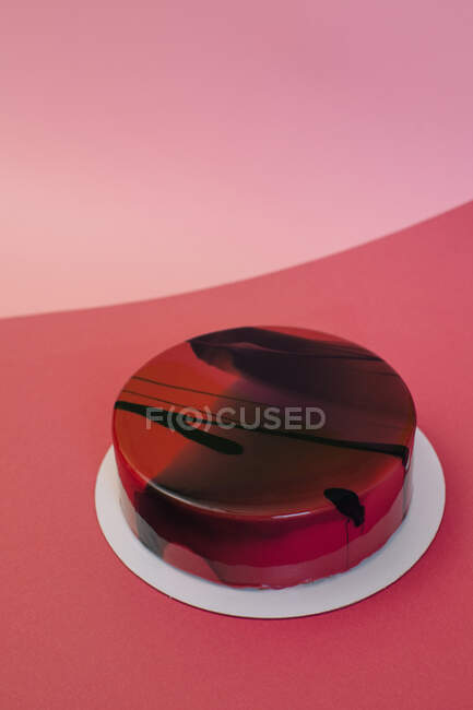 Pastel de terciopelo rojo chocolate hecho en casa sobre un fondo rosa - foto de stock