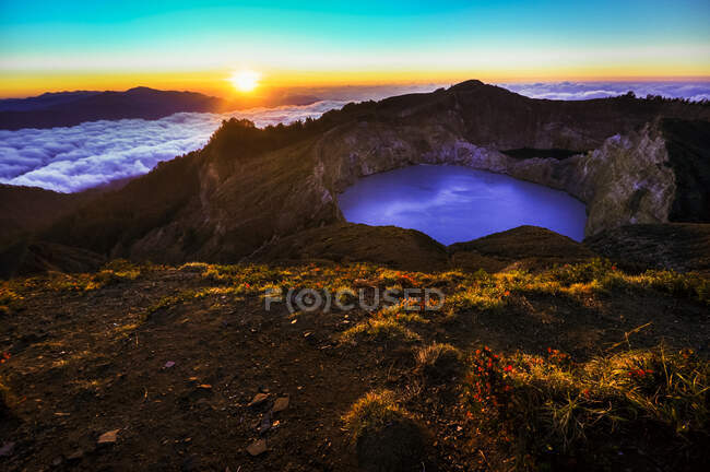 Lac de cratère au lever du soleil, Mont Kelimutu, Flores, Nusa Est Tenggara, Indonésie — Photo de stock