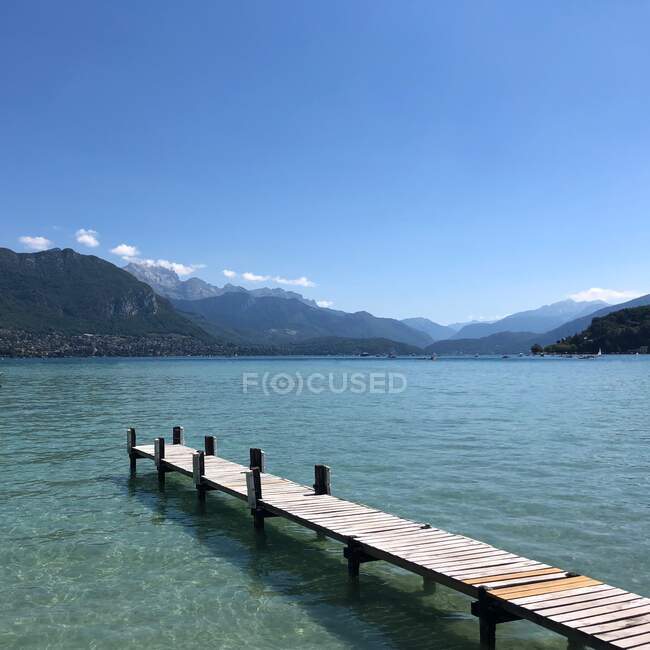 Molo di legno, Lago di Annecy, Annecy, Alta Savoia, Francia — Foto stock