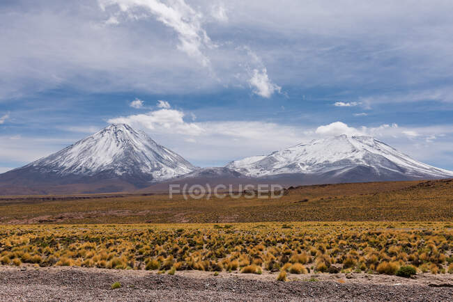Вулканы Ликанкабура и Юрики на границе Боливии и Чили — стоковое фото