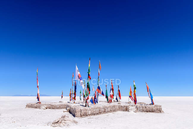 Различные флаги на Uyuni Salt Flat, Альтиплано, Боливия — стоковое фото