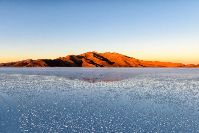 Reflexões de montanha ao nascer do sol, Uyuni Salt flat, Altiplano, Bolívia — Fotografia de Stock
