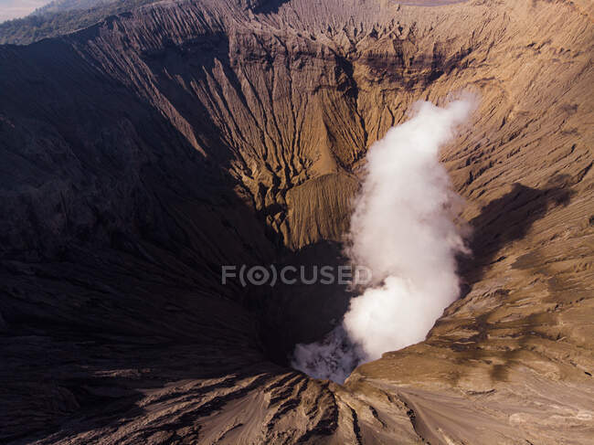 Fumée sortant du cratère volcanique, Parc national du Mont Bromo Tengger Semeru, Java Est, Indonésie — Photo de stock