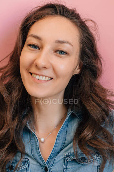 Retrato de una mujer sonriente - foto de stock