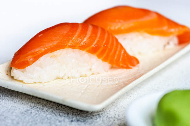 Dos nigiri salmón con wasabi - foto de stock