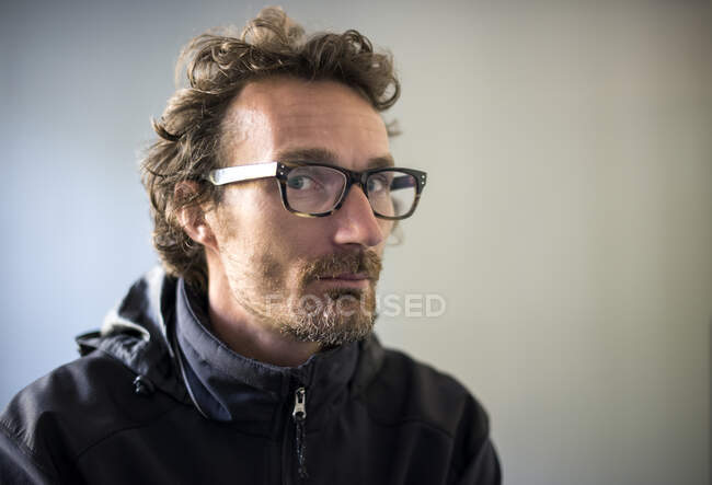 Retrato de um homem com barba usando óculos — Fotografia de Stock